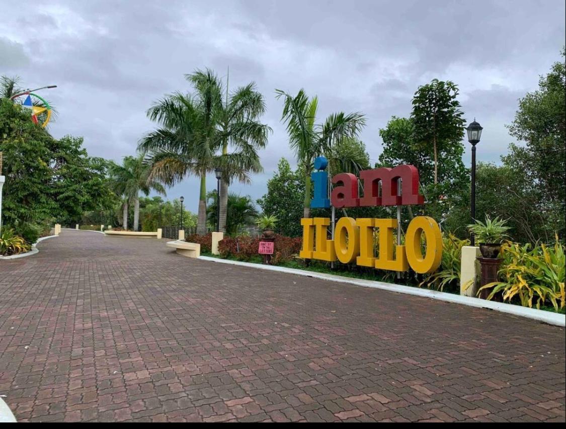 One Spatial Two Bedroom Condominium Unit With Pool And Gym Free Netflix And Wifi Iloilo City Exterior foto